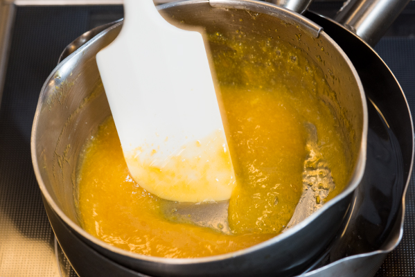 卵黄、だし汁、酢、砂糖、塩を鍋にいれて、湯煎で加熱する。滑らかな状態になったら冷ます。