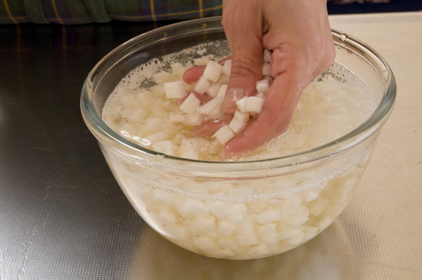 長芋は皮を剥いて8㎜角程度の角切りにして酢水にさらし、ぬめりを取ってから水気を拭き取る。白菜キムチは粗みじん切りにする。