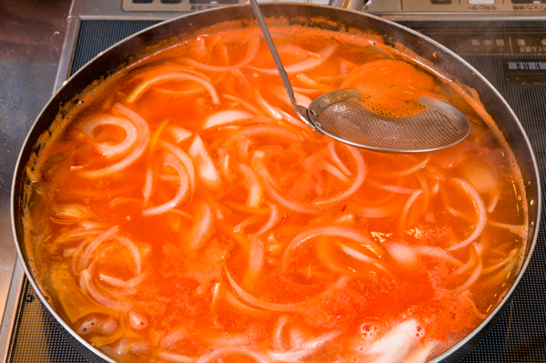 ①の鍋にさらにオリーブオイル大さじ2を入れ、玉ねぎを透明になるまで炒める。トマトジュース、サフラン、水、白ワイン、固形コンソメを入れて中火で15分程煮込む。