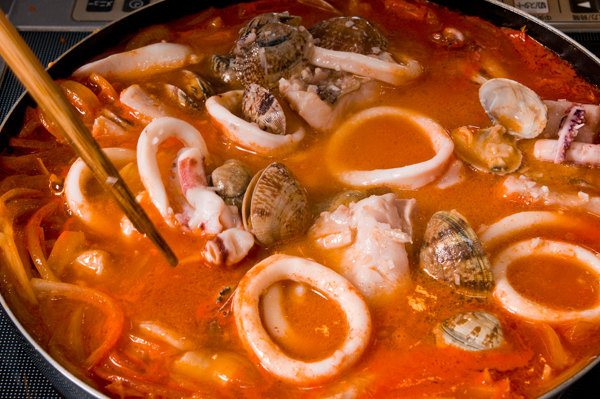 さらに取り出した①を入れ、弱火で15分程煮込む。Aを混ぜ合わせてアイオリソースを作る。皿に盛り、アイオリソースを上からかけ、温かいスープに溶かすようにして食べる。