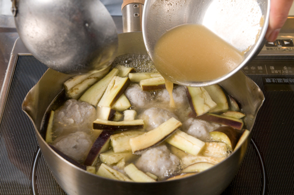 つみれが浮かび上がったら、少し煮て味噌を入れる。味が整ったらお椀に移し、白髪ねぎを飾る。お好みでしょうが汁を加える。