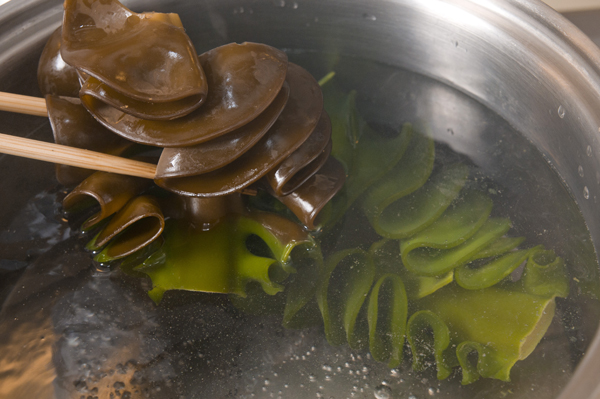 メカブはよく洗い、熱湯で色が変わるまで茹でたら冷水に取り、千切りにする。