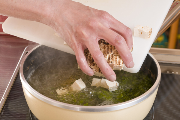 鍋で水を沸かしてザルに入れたかつお削り節を沈めてそっと混ぜ、だしが出たら水気を絞り、昆布茶を加える。鍋に2のメカブと豆腐を入れ、再沸騰したら火を弱めて味噌を溶き入れて味を調え、器に盛る。