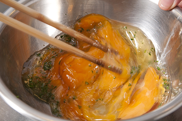 卵を割って、みじん切りにしたパセリ、みりん、こしょうを加えてよく混ぜる。