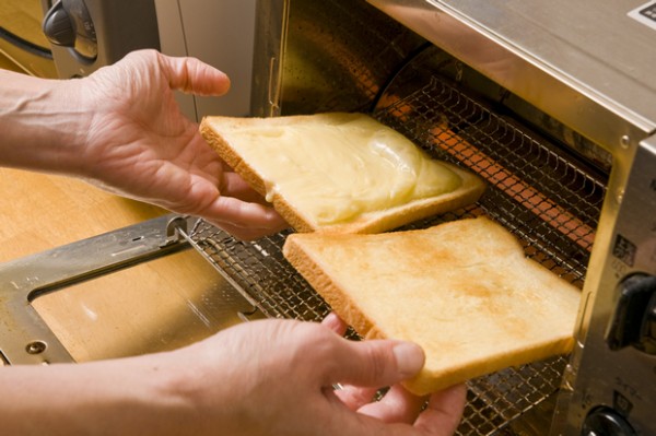 サンドイッチ用パンは2枚1組とし、1枚目にマーガリンを塗り、2枚目にはスライスチーズを乗せてオーブントースターで焼く。