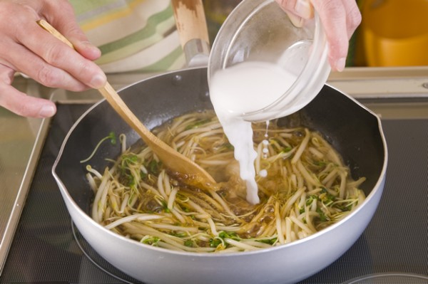 鍋にAを沸かしてもやしと根本を切り落とした貝割れ菜を煮る。もやしが透き通ってきたら、水溶き片栗粉でとろみを付け、1の上に掛ける。
