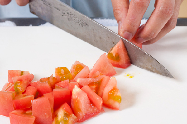 トマトはザク切りにする。きゅうりは小口切りにして、塩少々でもんでから余分な水気を切っておく。