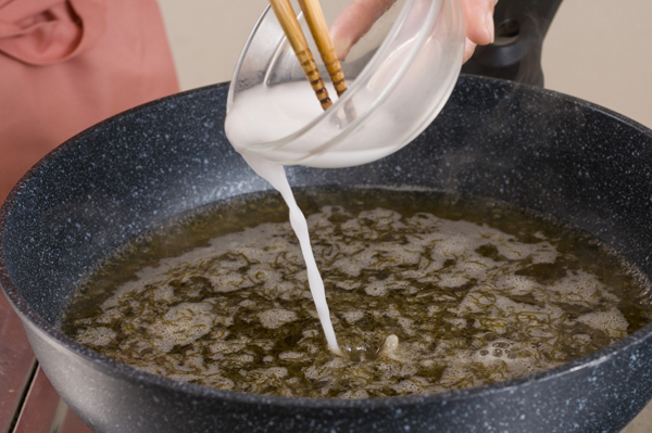 鍋にAともずくを汁ごと入れて中火にかけ、煮立ったらBの水溶き片栗粉を回し入れてとろみをつける。
