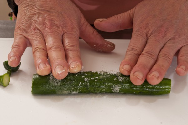 レタスは洗って水気を切り、手で適当な大きさにちぎり、きゅうりは塩少々で板ずりしてから棒状に切る。貝割れ菜は洗って水気を切っておく。
