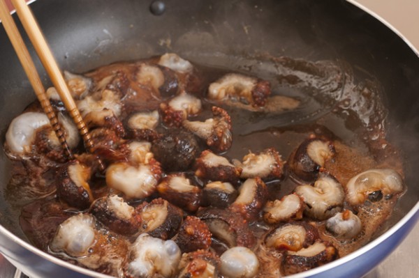 鍋にＡを煮立て、1のナマコをサッと煮て、七味唐辛子をふる。 出来上がったら器に盛り、ゆずの千切りを天盛りにする。