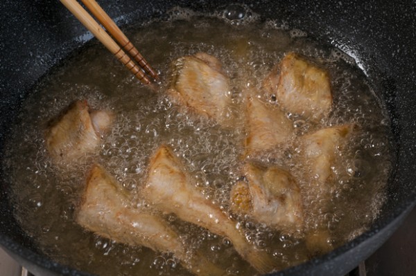 深めのフライパンにサラダ油を高さ1.5cm位まで注ぎ約170℃に熱し、2のはたはたを入れカラリとなるように揚げ焼きにする。熱いうちに1の甘酢に漬け込み、20分以上置いて（常温、冷蔵庫どちらでも可）味をなじませ、1で漬け込んだ野菜と一緒に器に盛る。（あればレモンの薄切りを添える。）