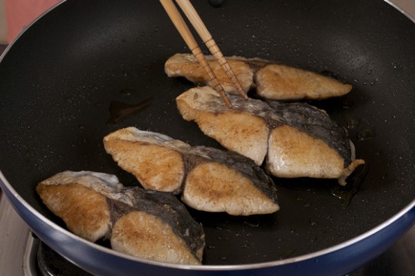 サラダ油を敷き中火で熱したフライパンに、1のサワラを身を下にして入れ、こんがりとなる位まで焼く。