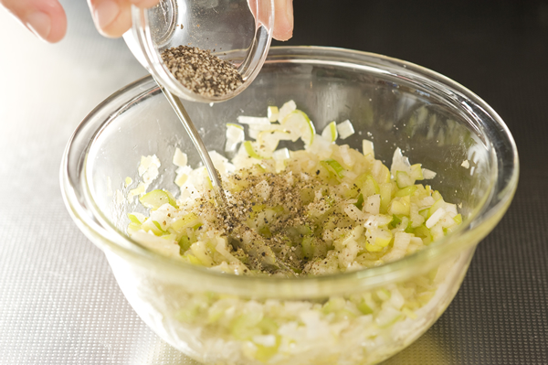 水菜は根元を切り落として食べやすい長さに切り、器に敷く。 （★ネギ塩ソースの作り方）長ネギはあらみじん切りにしてボウルに入れ、Aを加えて良く混ぜ合わせて少し置き、しんなりとしてきたら塩、粗挽き黒コショウで味を調える。