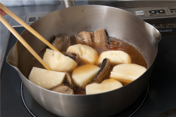 水、しょうゆ、砂糖、みりんで１を中火で煮る。味が少し染みたところで皮をむいて半分に切ったじゃがいもを加え、煮る。