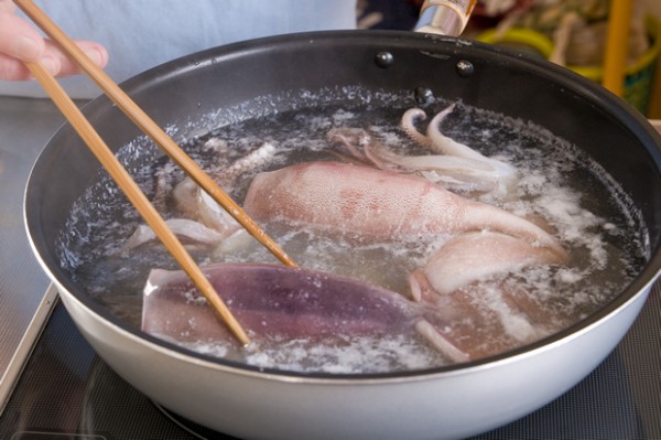 鍋に湯を沸かして酒と塩適宜を加え、イカを入れて全体の色が変わるまで茹でてザルに上げる。