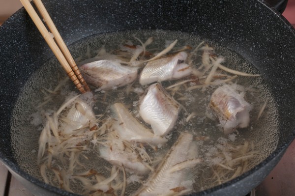 鍋に分量の水を入れ、沸騰させてから1のはたはたとゴボウのささがきを入れ、一煮立ちしたら、さいの目切りにした豆腐を入れる。