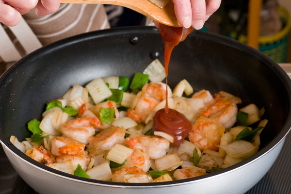 同じフライパンで1の野菜を炒め、火が通ったら2のエビを戻し入れ、ケチャップとマヨネーズを加えサッと炒めて塩、コショウで味を調え器に盛る。