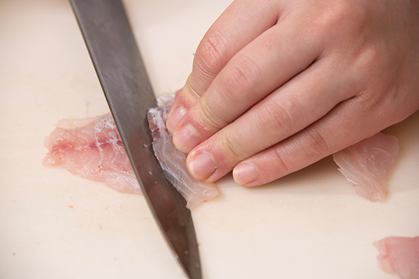 レンコ鯛は、三枚おろしにして、皮と骨を取る。薄いそぎ切りにする。