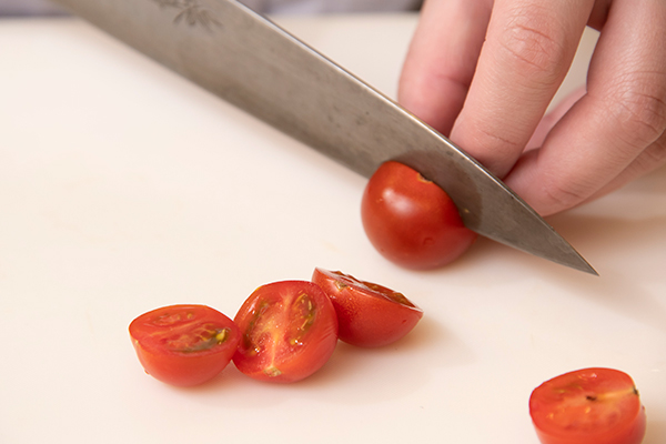 黄パプリカ、ミニトマトを食べやすい大きさに切る。