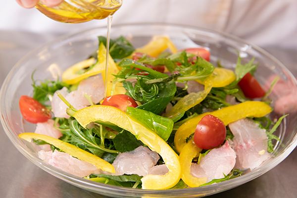 ベビーリーフと黄パプリカを彩りよく盛り付け、1の鯛をのせる。オリーブオイル、レモン汁、塩、コショウを合わせてかけ、ミニトマトを飾る。