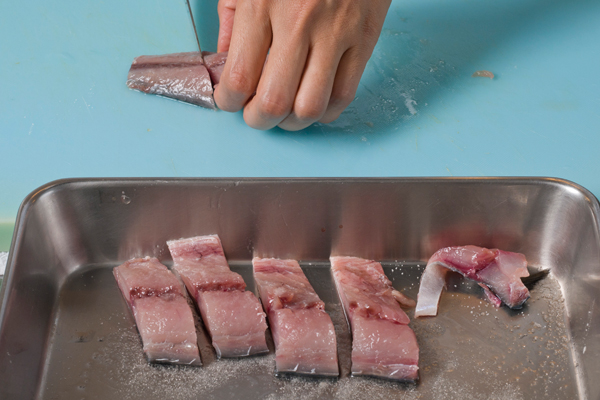 サバは塩を振ってから30分程度置き、適当な大きさに切る。大根は短冊切りにし、白ネギは斜め薄切りにして、水にさらしておく。ショウガはすりおろす。