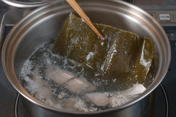 鍋に水、昆布、1のサバを入れて火にかけ、沸騰直前に昆布を取り出す。