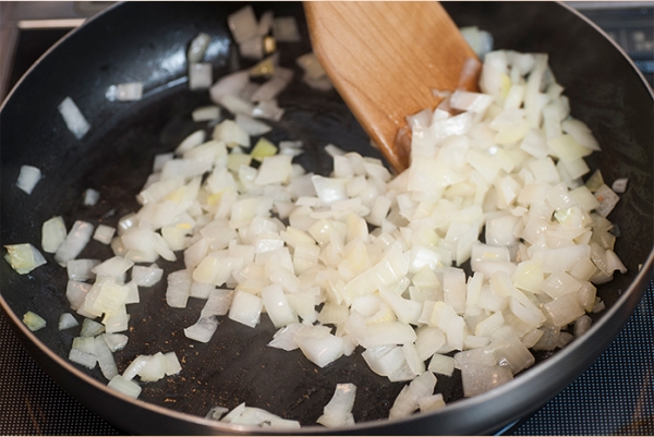 フライパンに油を熱して、みじん切りの玉ねぎをしんなりするまで炒める。