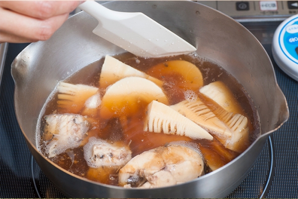 鍋にたけのこ、鯖缶、水、酒、しょうゆを入れて、10分ほど煮る。