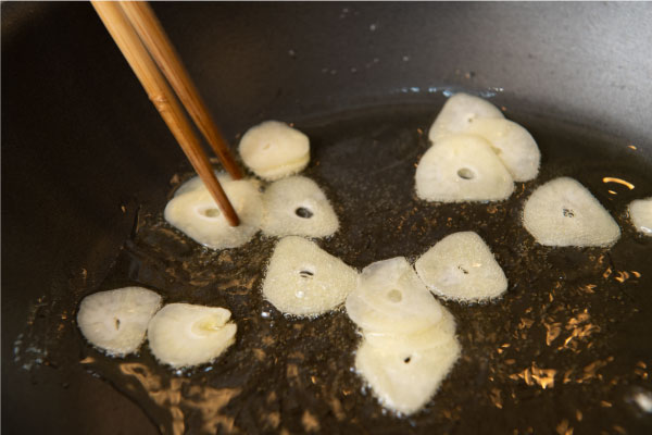 フライパンにオリーブ油を熱し、にんにくを炒める。