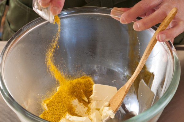 ボウルにクリームチーズを入れてラップをかけ、電子レンジで30秒程度加熱して柔らかくなったら取り出し、カレー粉と塩、コショウで味を調える。そこに2のエビと根本を切り落として長さを半分に切った貝割菜を加えてよく和え、器に盛る。