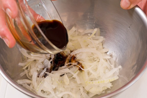 玉ねぎを極薄い千切りにして、塩でもみ水にサッとさらし、バルサミコ酢に漬ける。（三杯酢でも可）きゅうりは縦に薄く切り、軽く塩を当ててしんなりさせる。