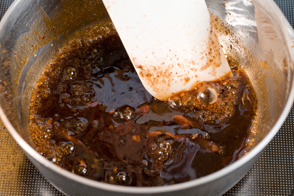 鍋にサンマの内臓とAを入れ、少しとろみがつくまで煮詰めてソースを作る。