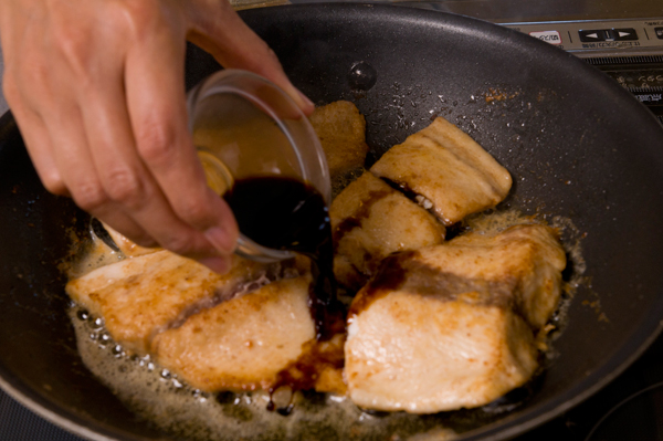 しょうゆ、みりんを②に入れて、沸騰させながらタレを魚になじませる。付け合わせに、ししとうはフライパンで炒め、じゃがいもは茹でて湯切りをし、塩こしょうをして粉をふかせる。