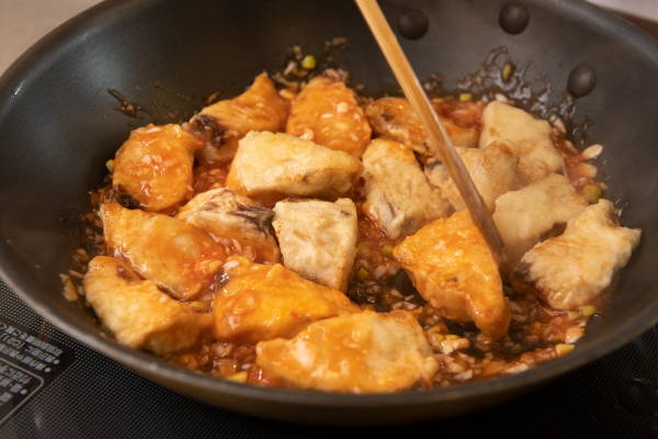 白ねぎ、しょうがをフライパンで軽く炒め、チリソース、ケチャップと合わせる。シイラを和え、水菜の上に盛る。