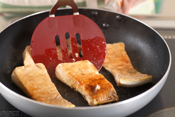 フライパンにサラダ油を熱して1.のシイラを並べ入れ、両面にこんがりとした焼き色が付くまで焼く。