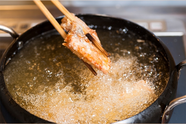 シイラに片栗粉をまぶして、150℃で中まで火を通してから180℃でカラッと揚げる。
