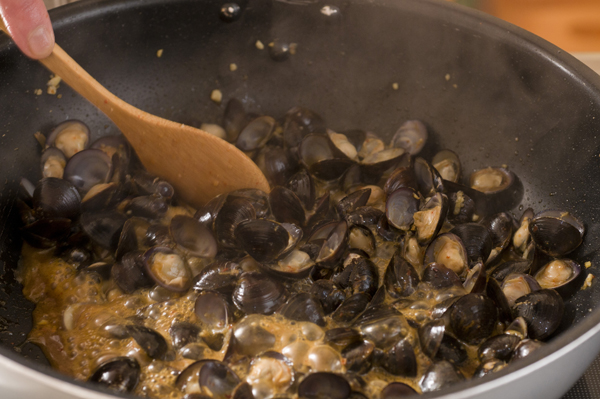 2にシジミとAを加え更に炒めてシジミの殻が開いたら塩、コショウで味を調えて長ネギの粗みじん切りを加え、ザッと炒め合わせて器に盛る。
