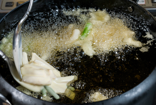 2のタネをスプーン等ですくい、約170度に熱した油でさっくりと揚げる。