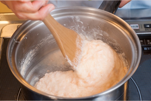 ②にゆでて、熱いうちに裏ごししたじゃがいもを加えて、好みの固さになるまで混ぜる。オリーブオイルを少量ずつ加えながら、塩、コショウで味を調えたら完成。
