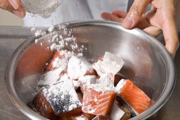 塩鮭は一口大に切り、米粉をまぶす。