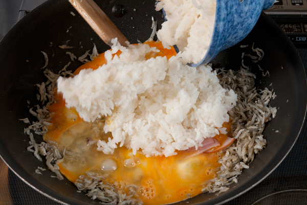 ①にハムと溶き卵を加えて炒め、さらに冷ご飯を入れて炒める。