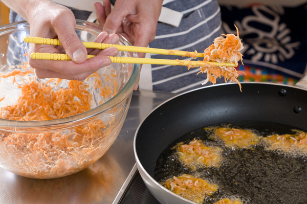 フライパンに深さ2cm程度の揚げ油を熱し、2をスプーンまたは菜箸ですくって入れ、軽く広げて平らにする。全量を入れてカラッとなるまで揚げて器に盛る。