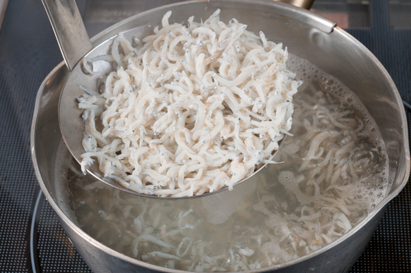 しらすはサッと湯通しする。米を研ぎ、分量の水と昆布を入れて炊飯する。ミョウガは縦半分に切り、ショウガは千切りにする。