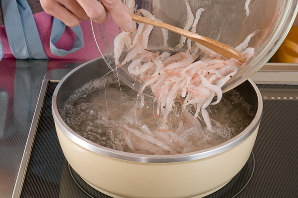 鍋にＡを熱し沸騰したら1を加え、白エビに火が通ったら味噌で味を調え、2を加えて器に盛る。