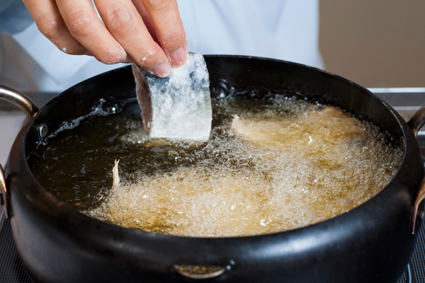 塩サバは適当な大きさに切って、小麦粉を付けて揚げる。