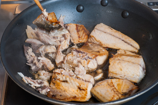 塩サバは適当に切って、ゴマ油を敷いたフライパンで身をほぐしながら、焼く。