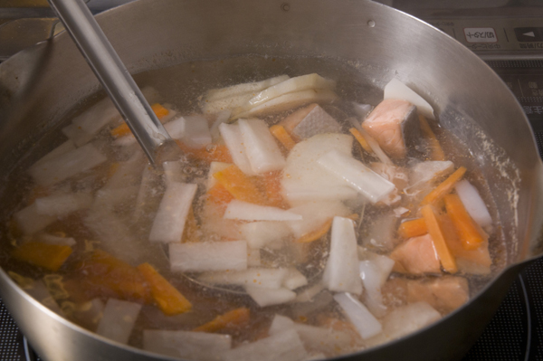 煮だし汁に①と短冊に切った大根、にんじん、こんにゃく、油揚げ、輪切りにした里芋を入れて煮る。