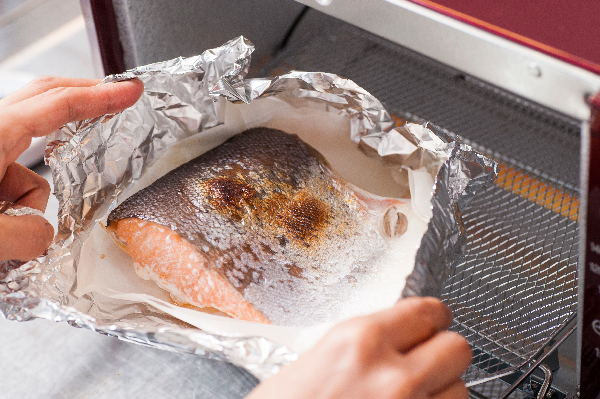 塩鮭はさっと洗って水気を拭き、グリルやトースターで火が通るまで焼く。