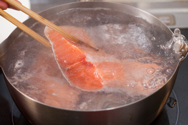 塩鮭は、熱湯にさっと通す。