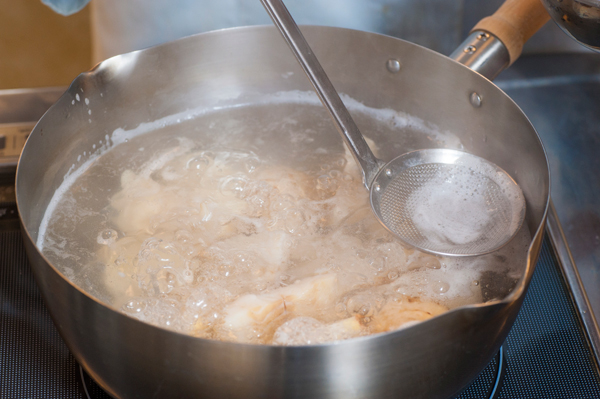 ①と皮をむいた里芋を鍋に入れて、水で煮る。途中、あくをしっかり取る。あく取り後は、落し蓋をして弱火で20分ほど煮る。